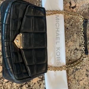Michael Kors quilted leather shoulder bag. This beautiful bag is used.